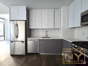 Building Photo - 3 bedroom in LONG ISLAND CITY NY 11101