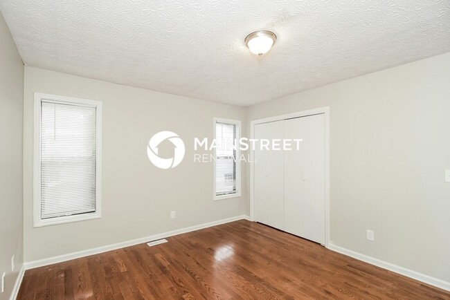 Building Photo - 587 Farmbrook Trail NE