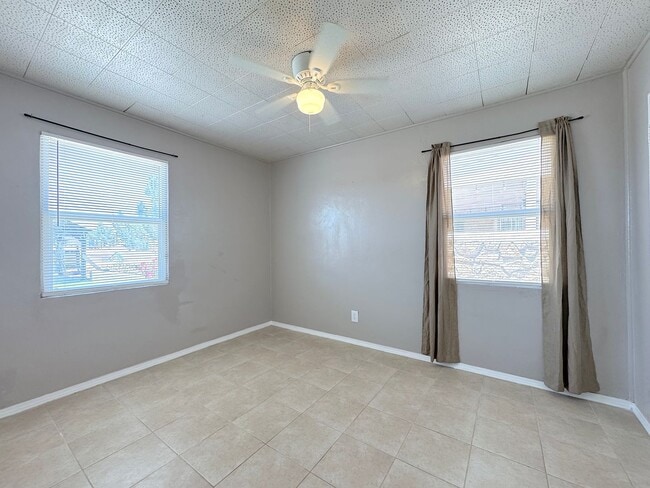 Building Photo - East/Central El Paso 3bed/1bath Refrig A/C with Outdoor Kitchen Oasis!
