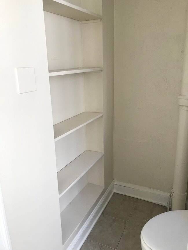 Building Photo - 629 Catharine St