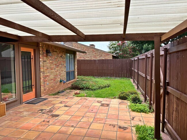Building Photo - 2 Bed 2 Bath HOA Property