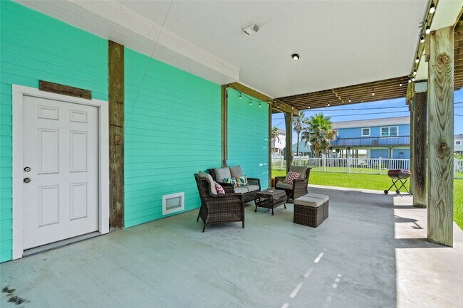 Building Photo - 3923 Reeves Dr