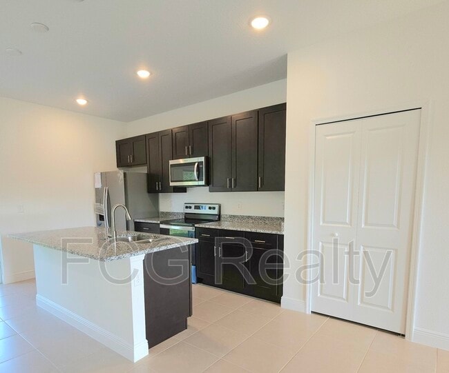 Building Photo - 247 Marion Oaks Manor