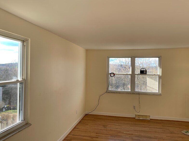 Building Photo - 4268 Sample Ct
