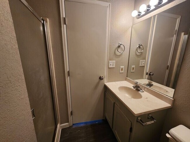 Building Photo - Spacious 3-bedroom, 2.5-bathroom Townhome
