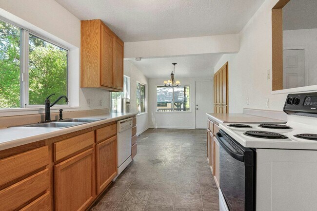 Building Photo - 5561 Thompson Hill Rd