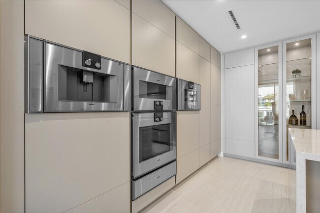 Building Photo - 210 SE Mizner Blvd