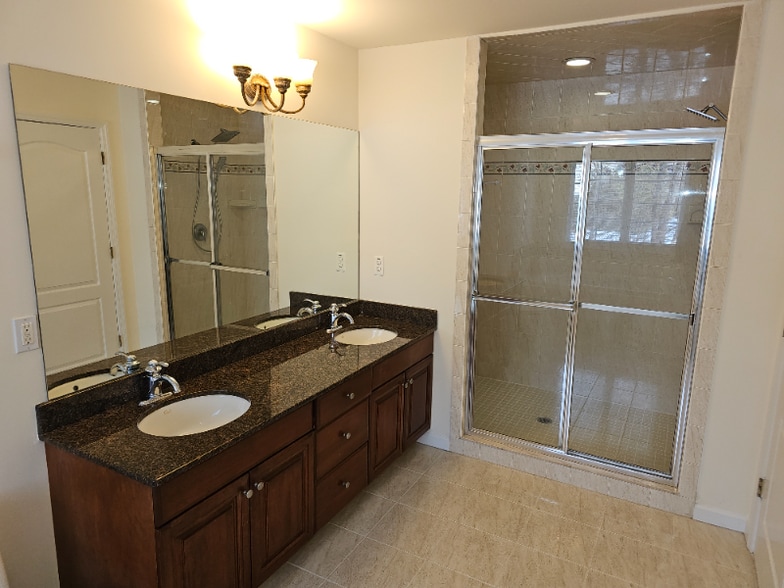 Building Photo - 104 Demarest Ln