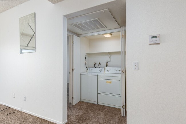 Building Photo - New paint and carpet in 2nd floor unit in ...