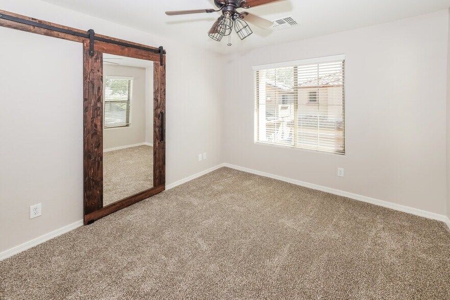 Building Photo - 41362 N Miles Ct