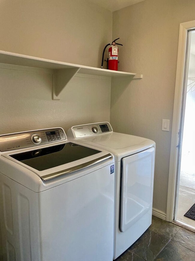 Building Photo - 2422 E Remington Pl