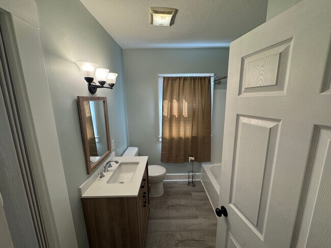 Building Photo - Beautiful 3 Bed and 2 Bath Home