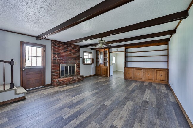 Building Photo - 4 BD, 2 BA Charming Brick Home in Dresden!