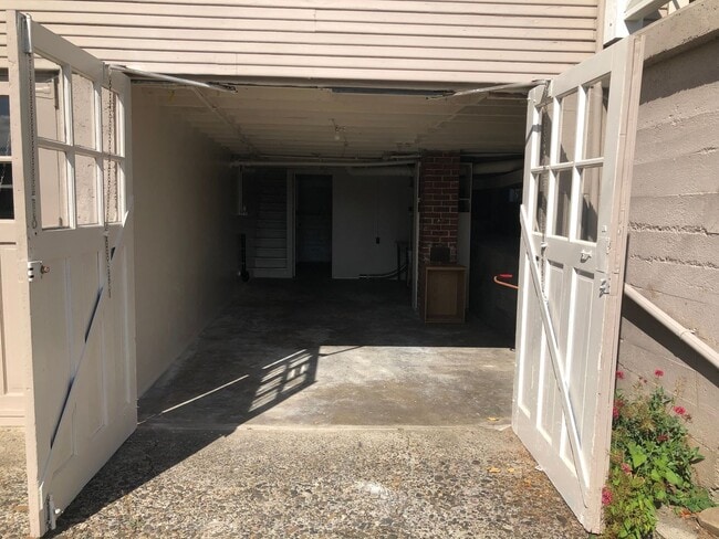 Building Photo - 2078