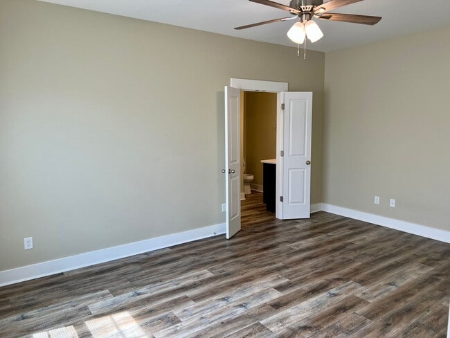 Building Photo - For Rent - 4 Bedroom, 2 Bath, Valley View!