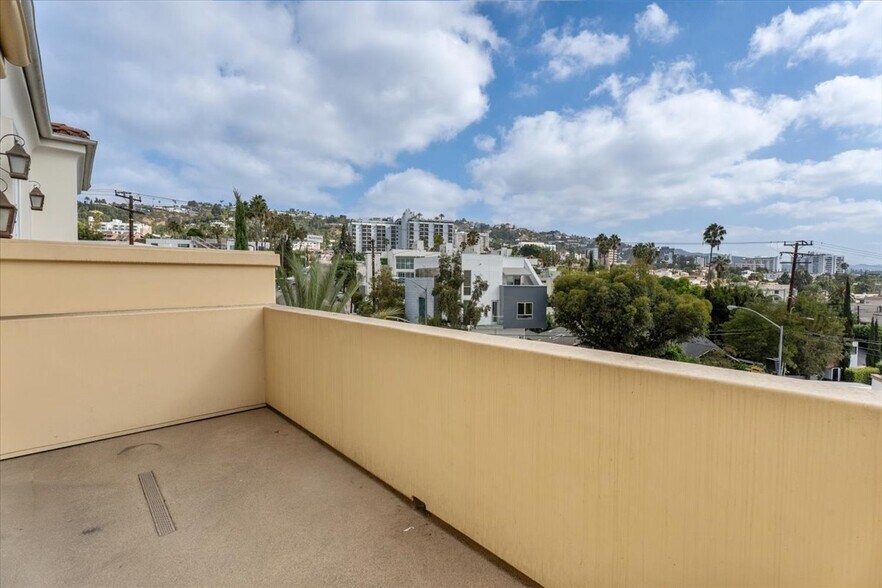 Building Photo - 851 N San Vicente Blvd