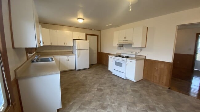 Building Photo - 3 Bedroom, 1 Bathroom Home Close to Fort L...