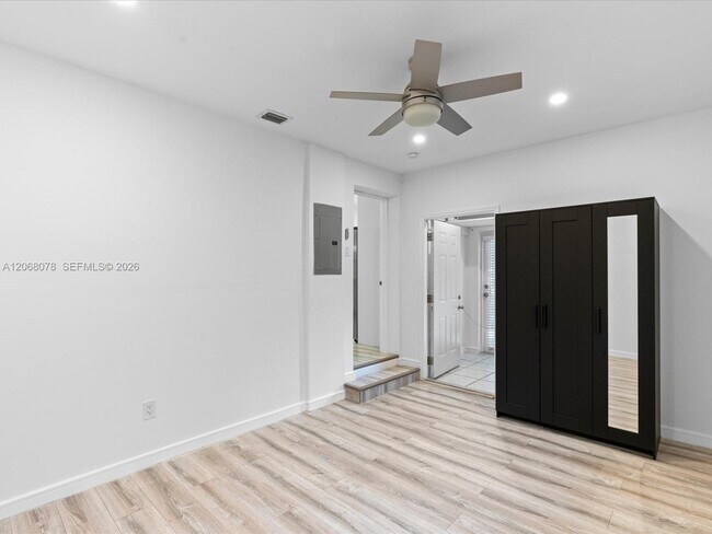 Building Photo - 5406 S Le Jeune Rd