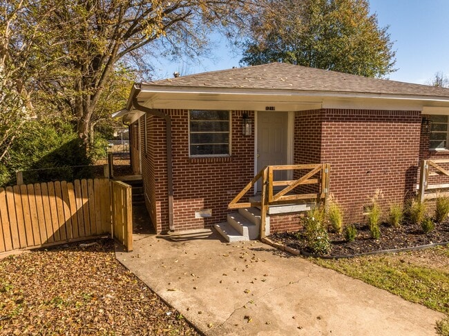 Building Photo - SF-067-1216 &amp; 1218 North 35th Street Duplex