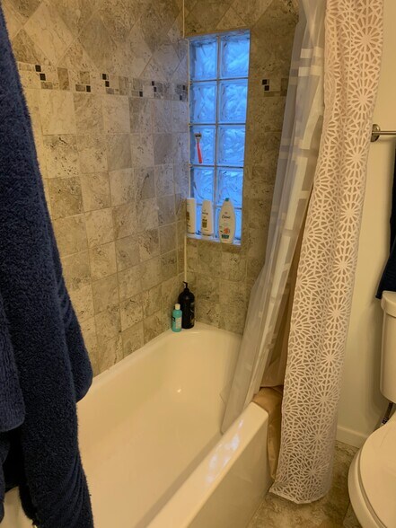 Building Photo - 2321 W Belmont Ave