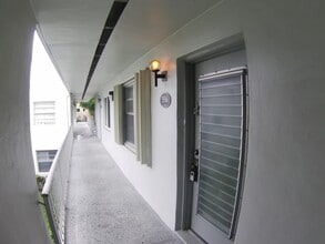 Building Photo - 556 Capri L