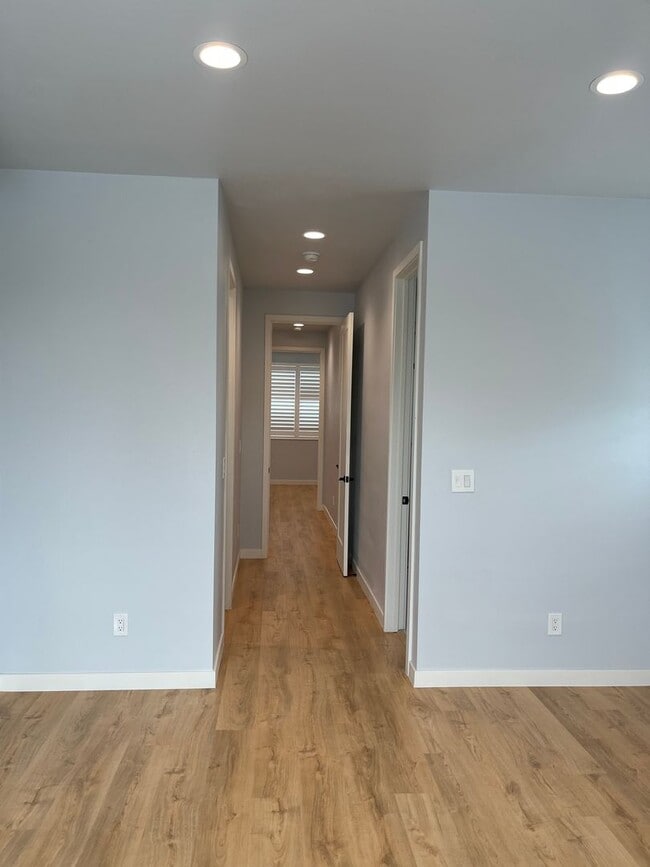 Building Photo - 3 Bedroom/ 3 Bathroom Home in Huntington B...