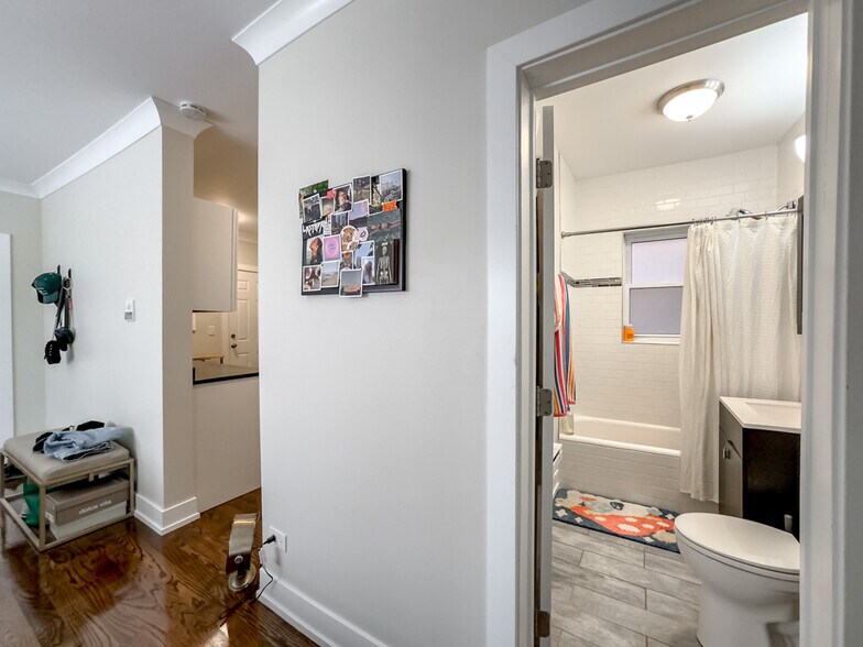 Building Photo - 648 W Roscoe St