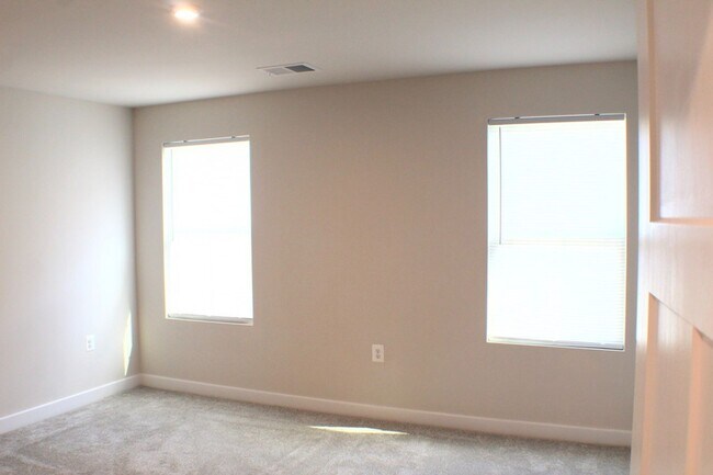 Building Photo - 109 S Peak Dr