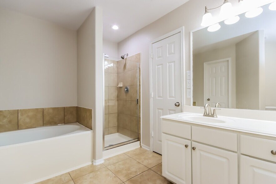 Building Photo - 16779 Warbler Dr