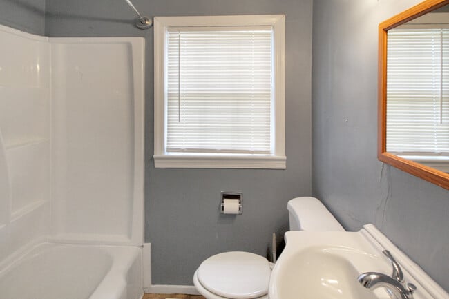 Building Photo - 811 Oakwood Dr