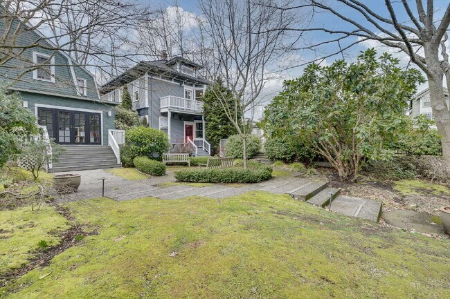 Building Photo - Rare & Charming Upper Queen Anne Home Available July!