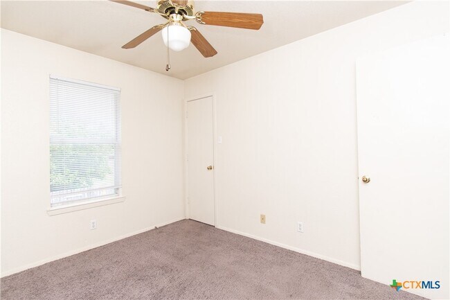 Building Photo - 2014 Cedarhill Dr