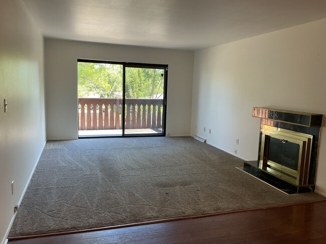 Building Photo - 2 Bedroom Upper Condo with parking