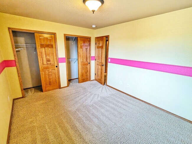 Building Photo - Gorgeous 5b 3b Single Family Home w/ a View