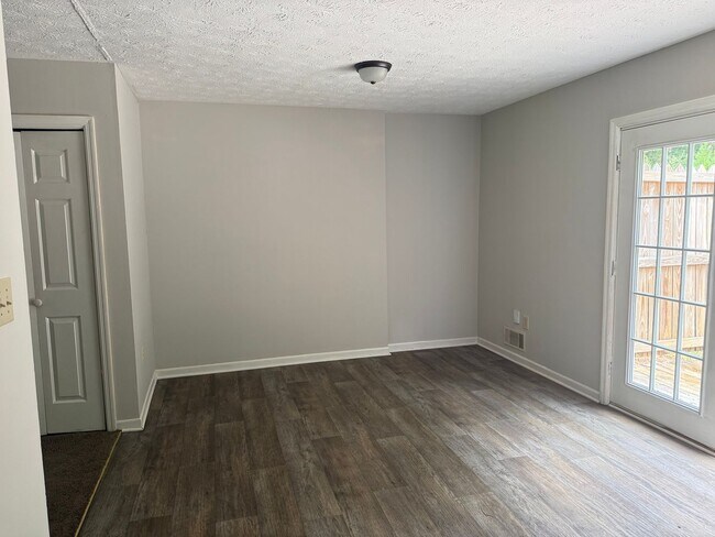 Building Photo - 208 Highland Park Dr
