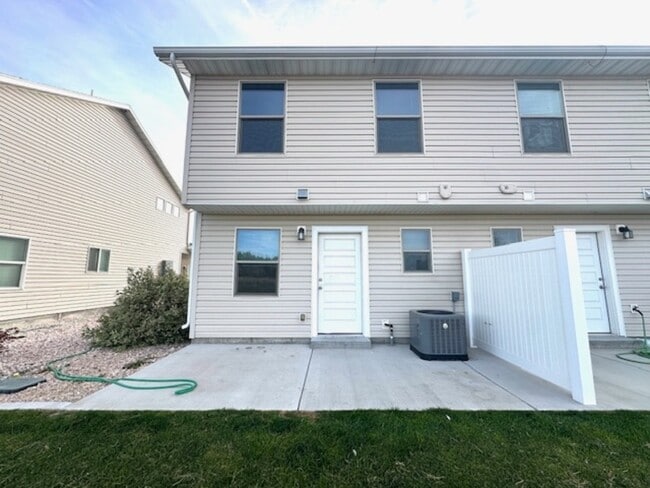 Building Photo - 385 480 W