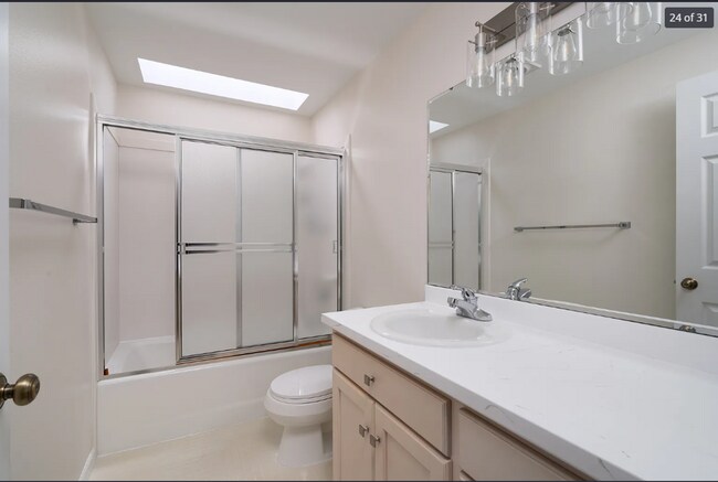 Building Photo - 3-bedroom Gem On Burlington Golf Course