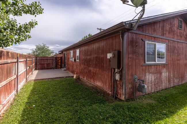 Building Photo - Charming 3 Bed, 2 Bath Home in Farmington,...