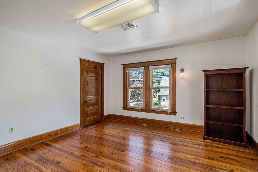 Office/Bedroom - 1403 S Burdick St