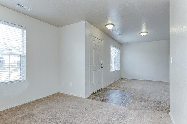 Building Photo - 4 Bedroom 2.5 Bath Two Story Home_Pet Friendly!