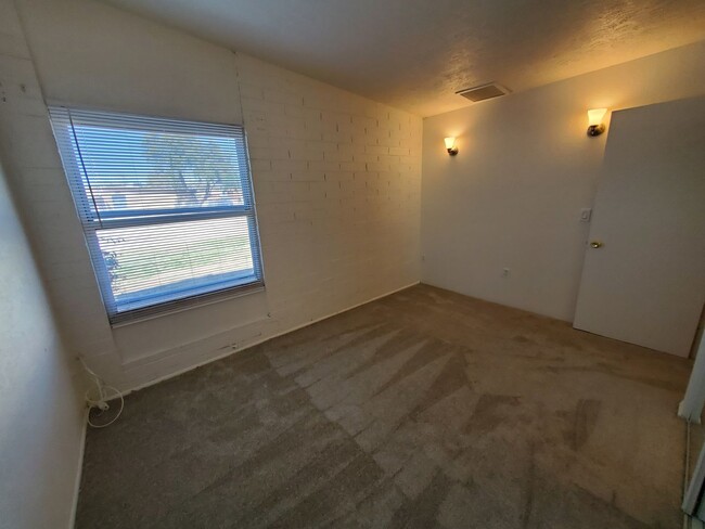 Building Photo - 4 bedrooms and 2 bathrooms with A/C.