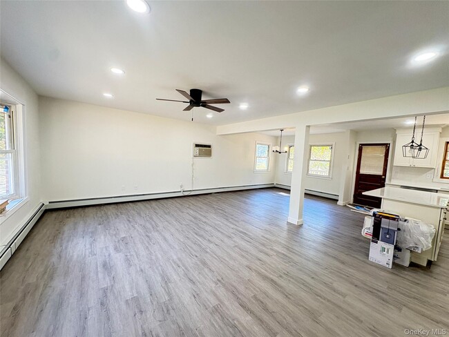 Building Photo - 27 Floral Dr