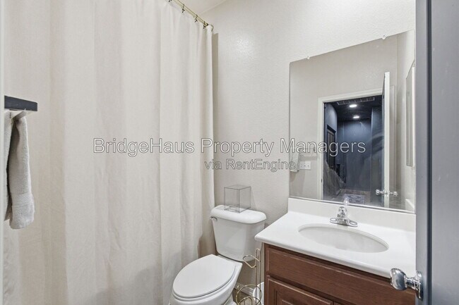 Building Photo - 425 S Meadowbrook Dr