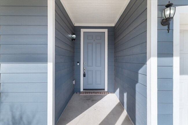 Building Photo - 9141 Blackstone Dr