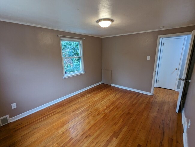 Building Photo - Cozy 2 Bedroom House near Riverview Park