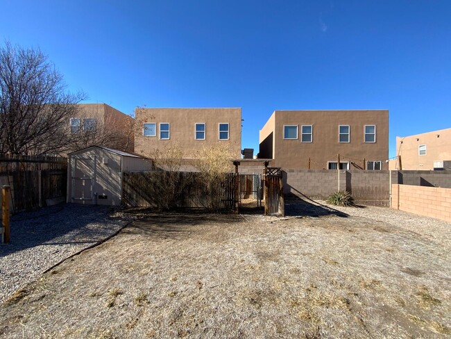 Building Photo - 3 Bedroom + Loft & Bonus Room Available Ne...