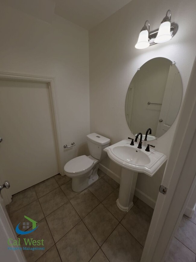 Building Photo - $5295 - 2 Story, 4 bed - 2 Bath Home in se...