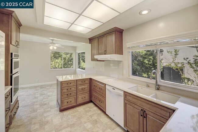 Building Photo - 3377 Rossmoor Pkwy