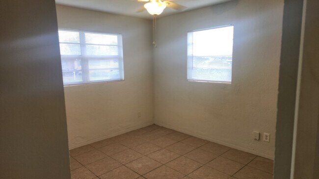 Building Photo - 3 bedroom one bath