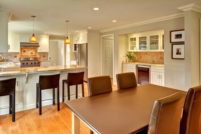 Building Photo - Medina Home